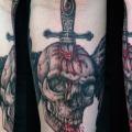 tatuaje Brazo Cráneo Alas por Tim Kerr