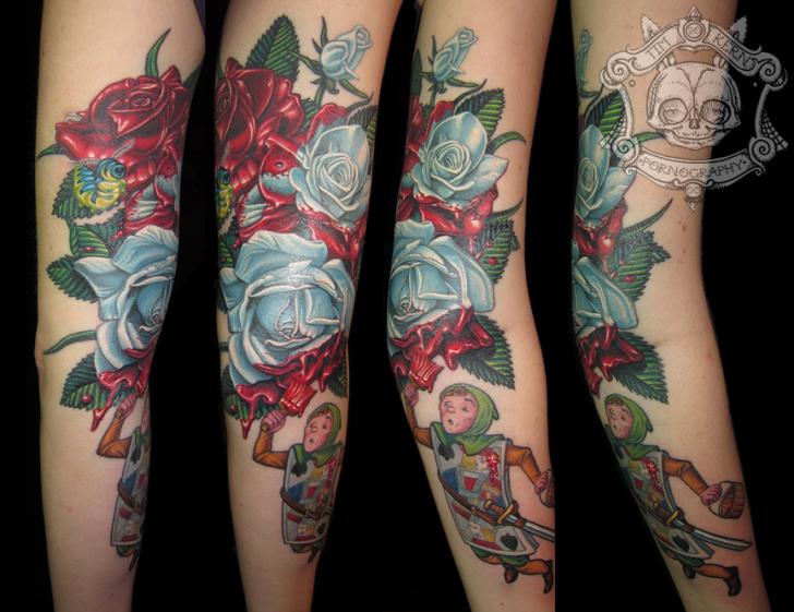 Tatuaje Brazo Fantasy Flor Alice Wonderland por Tim Kerr