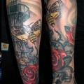 Arm Leuchtturm Blumen Totenkopf Motte tattoo von Tim Kerr