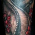 tatuaje Brazo Flor Escalera por Tim Kerr