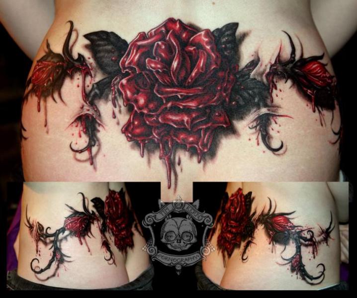 Tatuaje Flor Espalda Culo Rosa Sangre por Tim Kerr