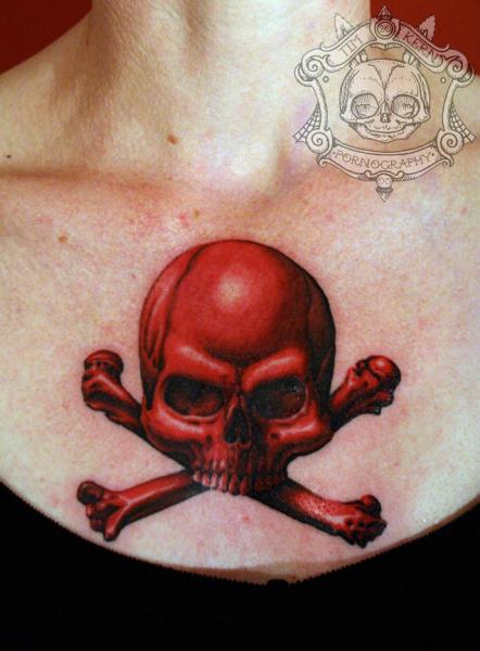 Tatuaje Cráneo Pecho Hueso por Tim Kerr