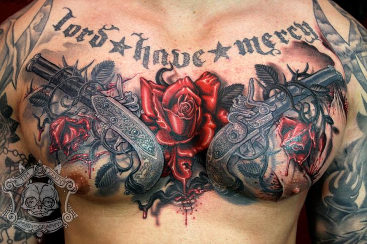 Tatuaje Pecho Flor Letras Pistola por Tim Kerr