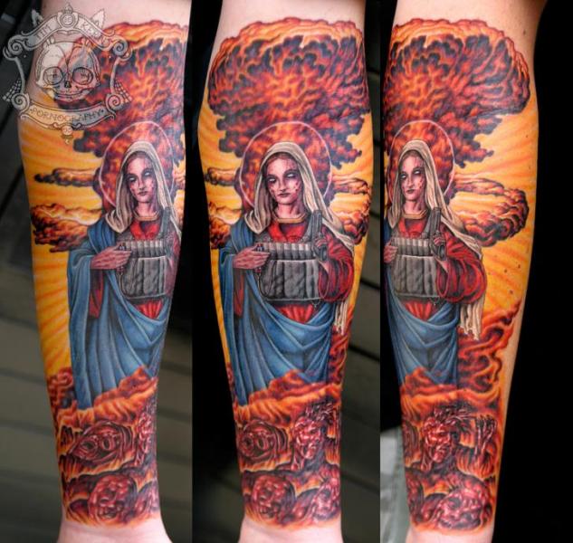 Tatuaje Brazo Fantasy Religioso Nuclear por Tim Kerr