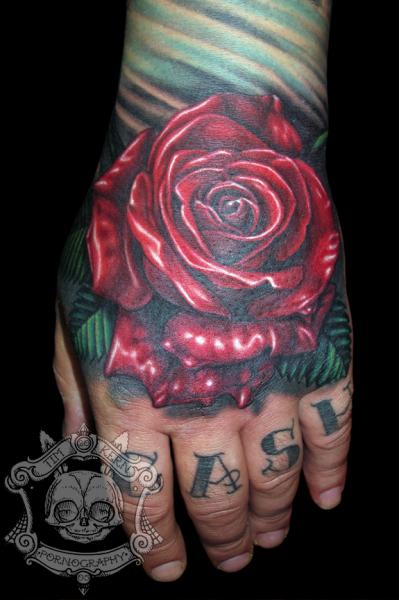 Realistische Blumen Hand Rose Tattoo von Tim Kerr