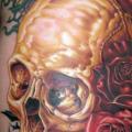 Bein Blumen Totenkopf tattoo von Tim Kerr