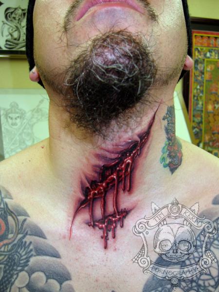 Tatuaje Cuello Cicatriz Sangre por Tim Kerr
