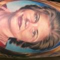 tatuaje Brazo Retrato Medallón por Heather Maranda