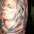 tatuaje Brazo Realista Mujer Espejo por Border Line Tattoos
