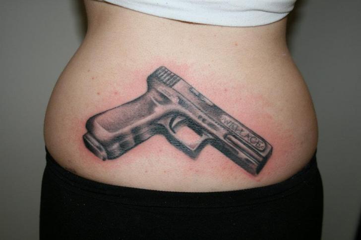Tatuaggio Realistici Schiena Pistola di Border Line Tattoos