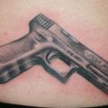 tatuaje Realista Espalda Pistola por Border Line Tattoos