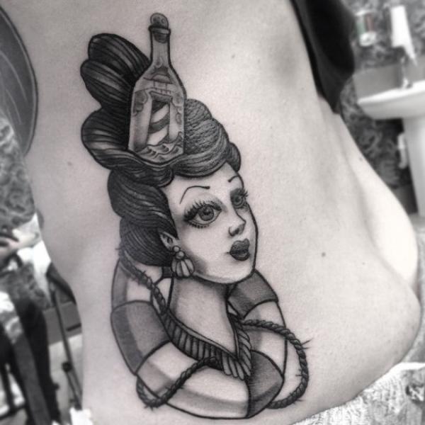 Сторона женщина татуировка от Border Line Tattoos