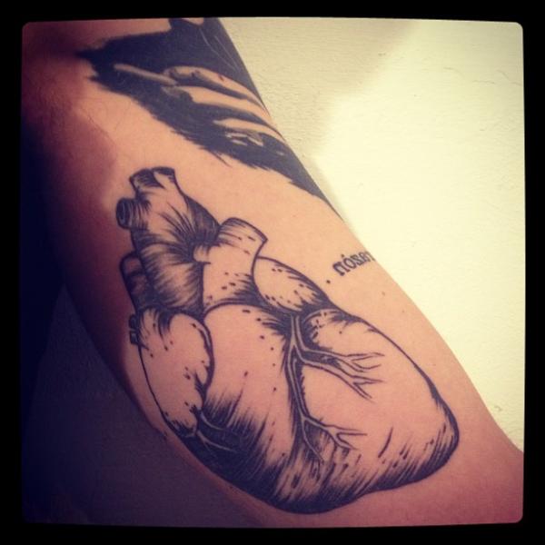 Arm Herz Dotwork Tattoo von Madame Chän