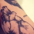 Arm Herz Dotwork tattoo von Madame Chän