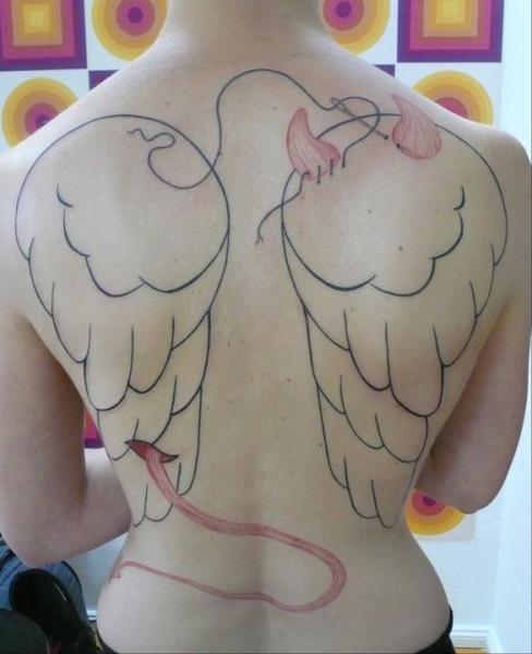 Tatuaje Espalda Alas Línea por Madame Chän