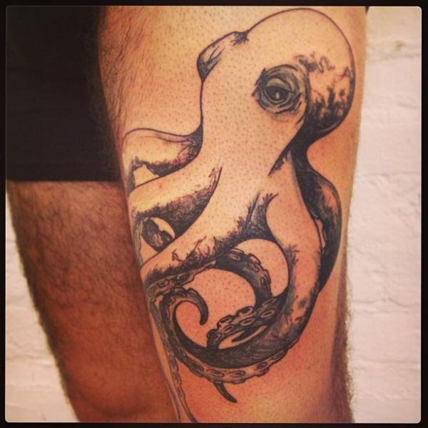 Bein Oktopus Tattoo von Madame Chän