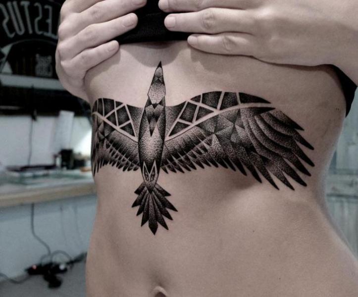 Tatuaje Vientre Dotwork Pájaro por Mariusz Trubisz