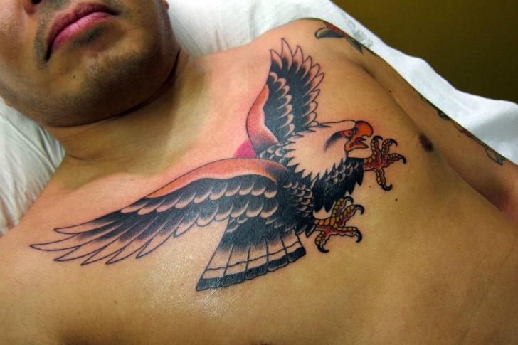 Tatuaje Pecho Old School Águila por Pioneer Tattoo