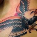 tatuaje Pecho Old School Águila por Pioneer Tattoo
