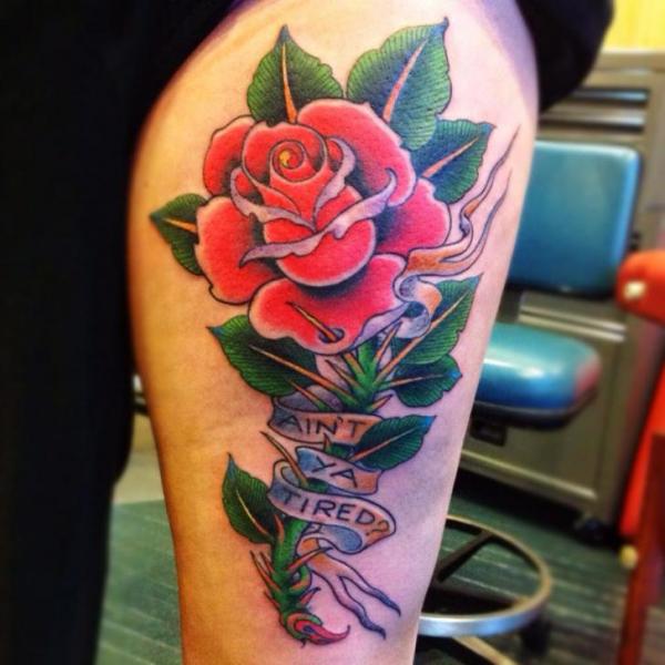 Tatuaggio New School Gamba Fiore Rose di Pioneer Tattoo