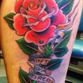 tatuaggio New School Gamba Fiore Rose di Pioneer Tattoo