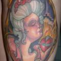 tatuaggio Donne Medaglione Coscia di Pioneer Tattoo