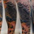 tatuaje Ternero Cráneo Cuervo por Matt Adamson