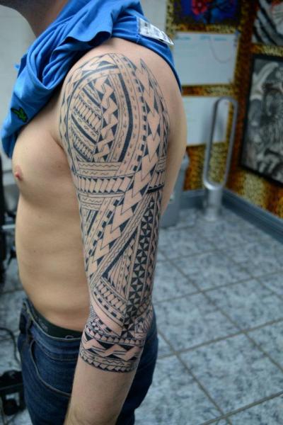 Tatuaggio Braccio Tribali Dotwork di Alans Tattoo Studio