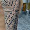 tatuaje Brazo Tribal Dotwork por Alans Tattoo Studio