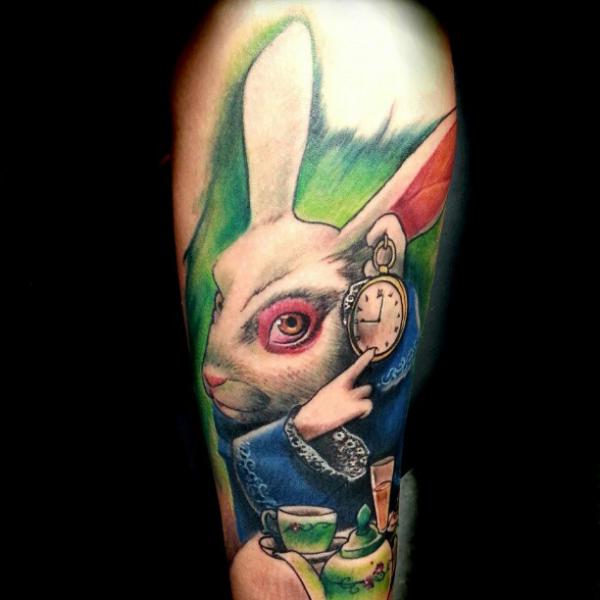 รอยสัก แขน จินตนาการ กระต่าย Alice Wonderland โดย Alans Tattoo Studio