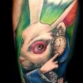 tatuaje Brazo Fantasy Conejo Alice Wonderland por Alans Tattoo Studio