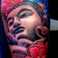 Arm Blumen Buddha Religiös tattoo von Alans Tattoo Studio