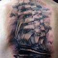 Realistische Rücken Galeone tattoo von Alans Tattoo Studio