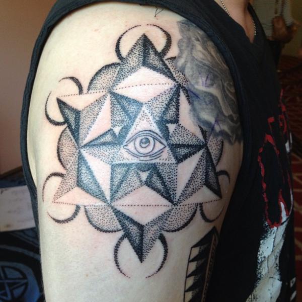 Tatuaggio Spalla Dotwork di Alans Tattoo Studio
