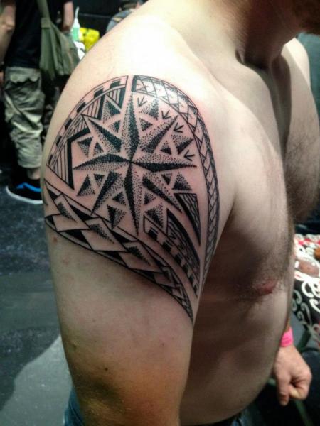Tatuaje Hombro Dotwork por Alans Tattoo Studio