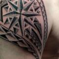 Schulter Dotwork tattoo von Alans Tattoo Studio