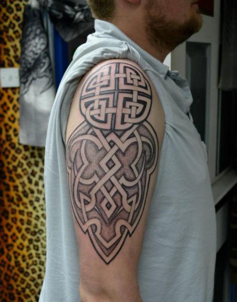 Tatouage Épaule Tribal Maori par Alans Tattoo Studio