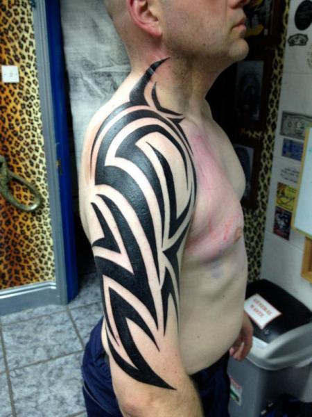 Schulter Tribal Nacken Tattoo von Alans Tattoo Studio