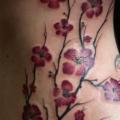 tatuaggio Realistici Fiore Fianco Ciliegie di Alans Tattoo Studio