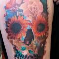 Blumen Totenkopf Oberschenkel tattoo von Alans Tattoo Studio