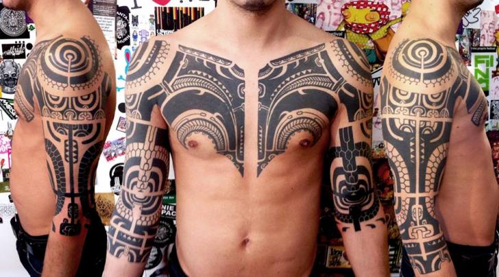 Tatuaggio Spalla Braccio Petto Tribali Maori di DeLaine Neo Gilma