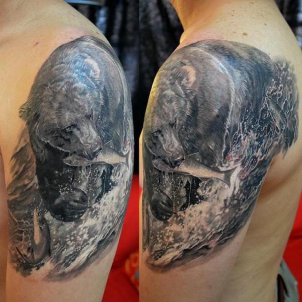 Tatuaje Hombro Realista Oso por Elvin Tattoo