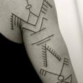 tatuaje Brazo Línea Abstracto por Apocaript
