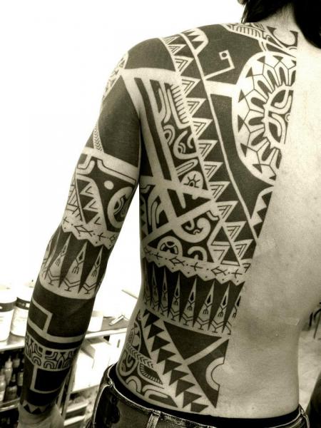 Tatuaje Lado Espalda Tribal Manga por Apocaript