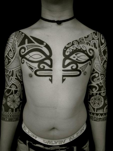 Tatuaggio Petto Tribali Maori Manica di Apocaript