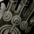 tatuaż Palec Dłoń Tribal przez Apocaript