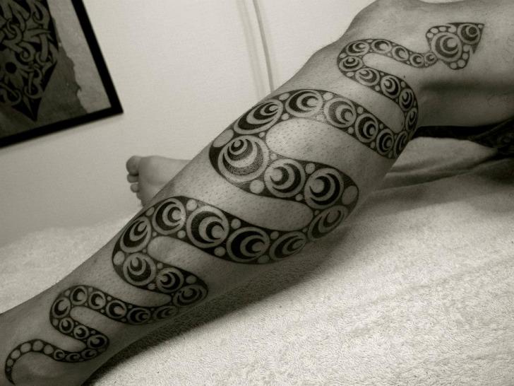 Tatuaje Serpiente Pierna Tribal por Apocaript