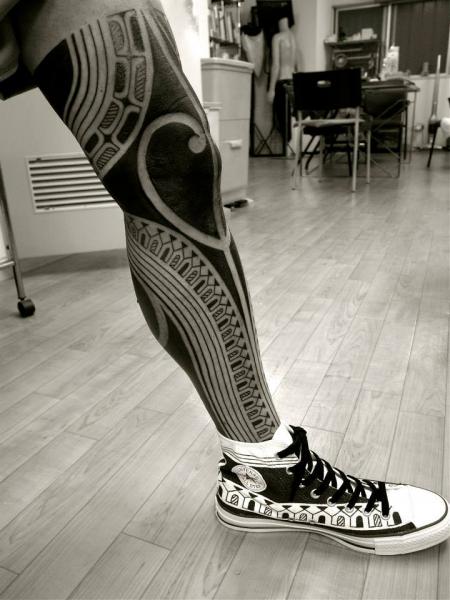 Tatuaggio Gamba Tribali di Apocaript