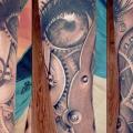 tatuaje Brazo Biomecánica Engranaje Ojo Lámpara por Artrock