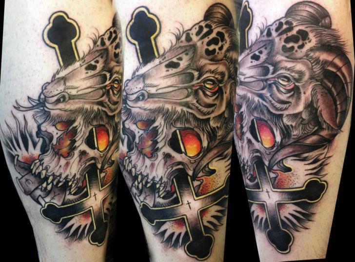 Arm Fantasie Totenkopf Crux Tattoo von Dark Art Tattoo